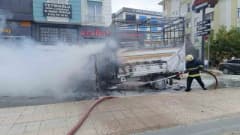 Van İpekyolu ilçesinde park halindeki kamyonetin motor kısmında çıkan yangın sonrası itfaiye ekipleri müdahale ediyor