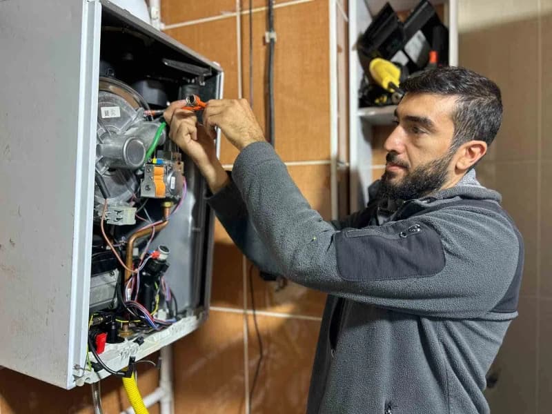 Van’da kombi ve petek bakım ustaları kış sezonu öncesinde cihazların bakımını yapıyor