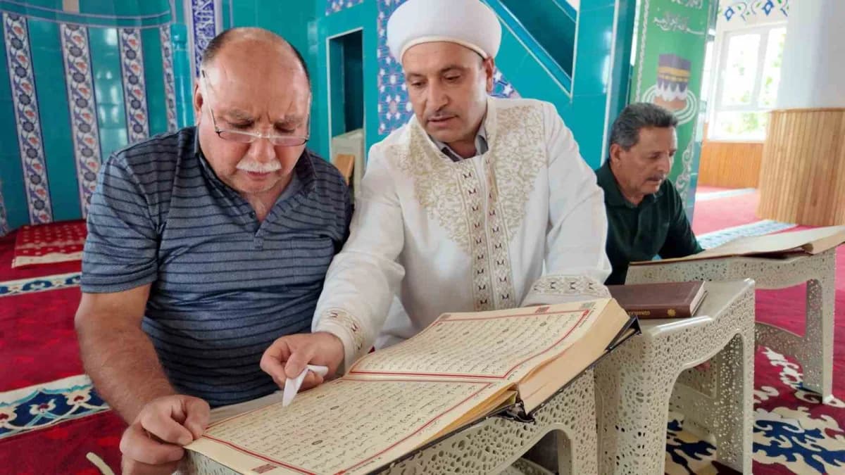 Van’ın Erciş ilçesinde yaşayan Yakup Dağ (70) ve Şevket Batmaz (Fotoğraftaki-65), ilerlemiş yaşlarına rağmen Kur’an-ı Ke
