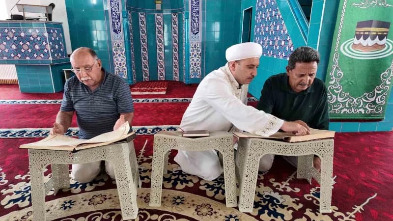 Van’ın Erciş ilçesinde yaşayan Yakup Dağ (70) ve Şevket Batmaz (65), ilerlemiş yaşlarına rağmen Kur’an-ı Kerim öğrendile