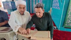 Van Erciş'te Hazreti Ömer Camii önünde Kur’an-ı Kerim öğrenen yaşlı iki adam