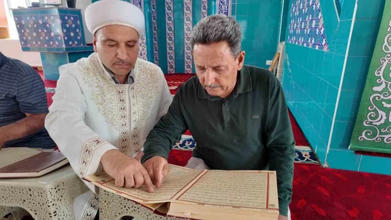 Van Erciş'te Hazreti Ömer Camii önünde Kur’an-ı Kerim öğrenen yaşlı iki adam