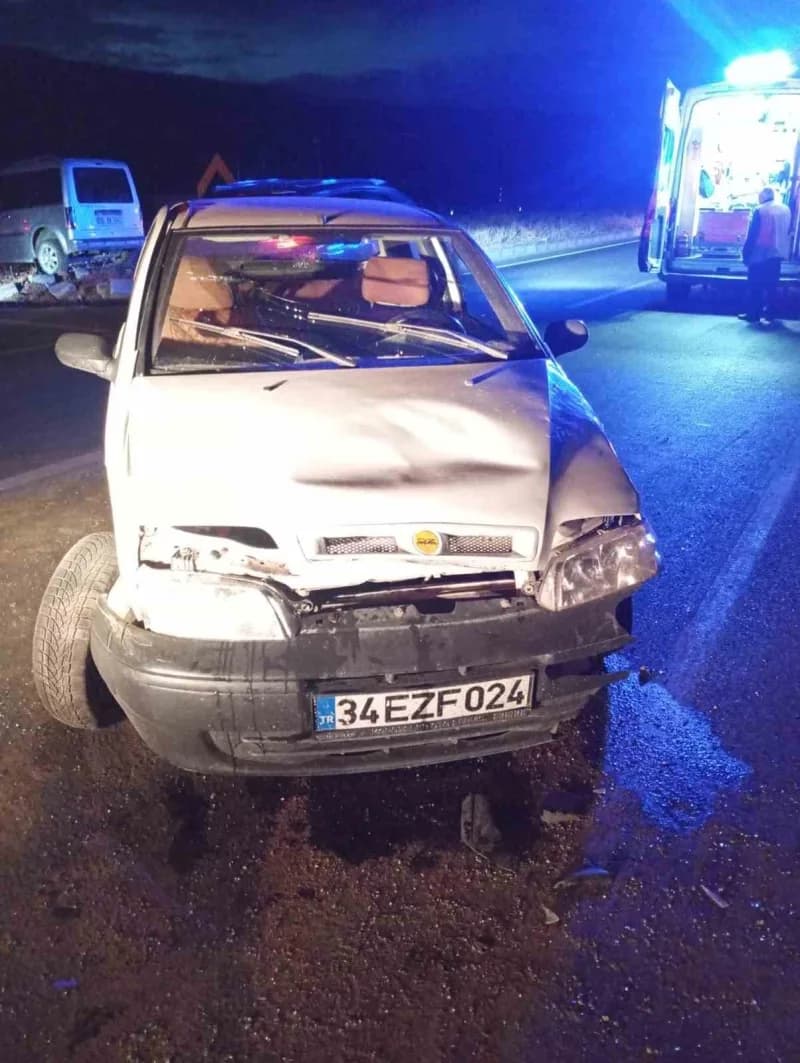 Van Muradiye ilçesinde iki aracın karıştığı trafik kazasında yaralılar ambulansa taşınıyor