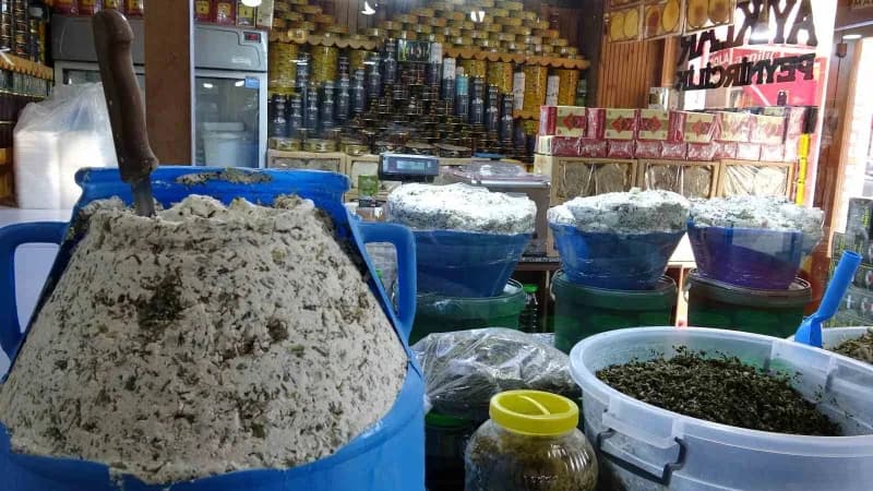 Van’ın asırlardır sofralardaki yerini koruyan meşhur otlu küp peyniri, kış aylarında tüketilmek üzere tezgâhlardaki yeri