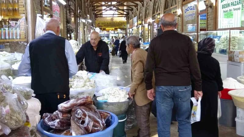 Van’ın asırlardır sofralardaki yerini koruyan meşhur otlu küp peyniri, kış aylarında tüketilmek üzere tezgâhlardaki yeri