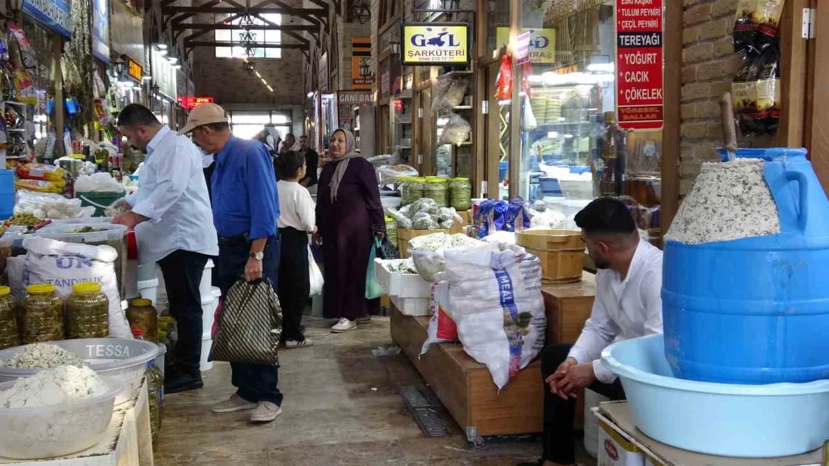 Van’ın asırlardır sofralardaki yerini koruyan meşhur otlu küp peyniri, kış aylarında tüketilmek üzere tezgâhlardaki yeri
