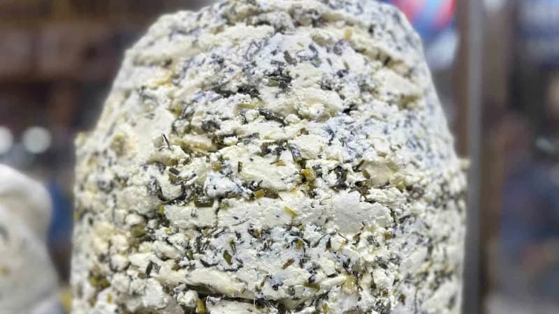 Van’ın asırlardır sofralardaki yerini koruyan meşhur otlu küp peyniri, kış aylarında tüketilmek üzere tezgâhlardaki yeri