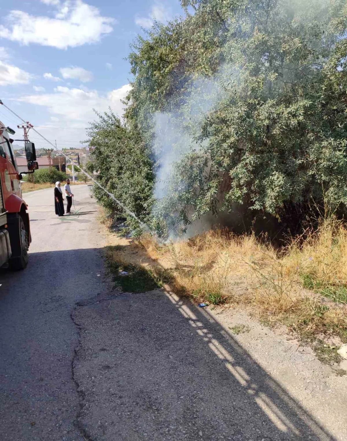Özalp ilçesinde bir bahçede çıkan yangın, İtfaiye ekiplerince söndürüldü.