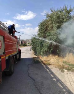 Van Özalp ilçesinde bahçede çıkan yangının söndürülme çalışmaları