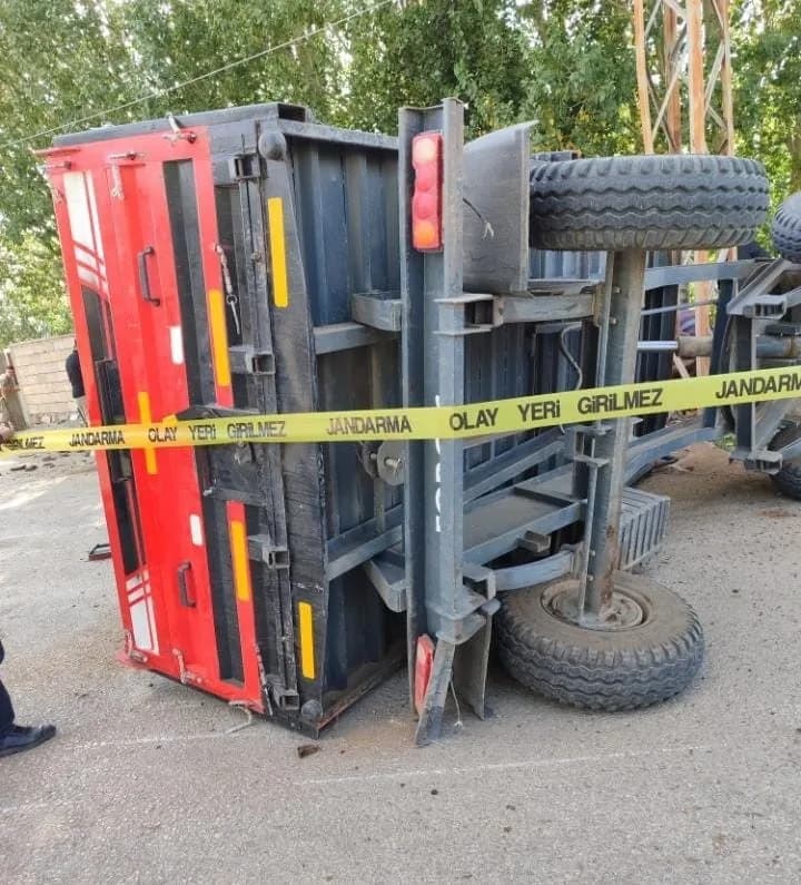 Van’ın Özalp ilçesinde traktörün devrilmesi sonucu 3 kişi yaralandı.