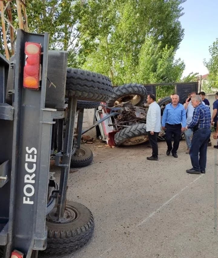 Van’ın Özalp ilçesinde traktörün devrilmesi sonucu 3 kişi yaralandı.