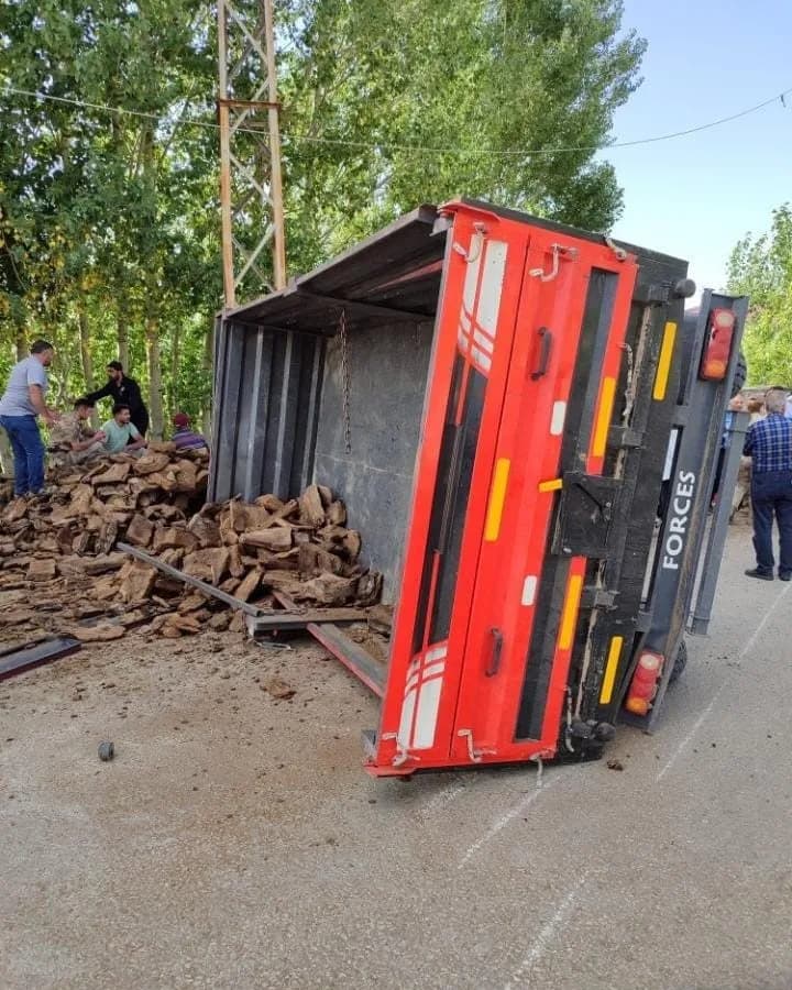 Van’ın Özalp ilçesinde traktörün devrilmesi sonucu 3 kişi yaralandı.