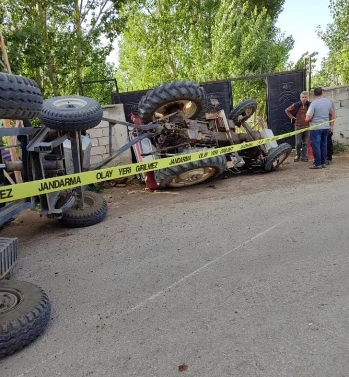 Van Özalp ilçesinde devrilen traktör ve olay yerine gelen sağlık ekipleri