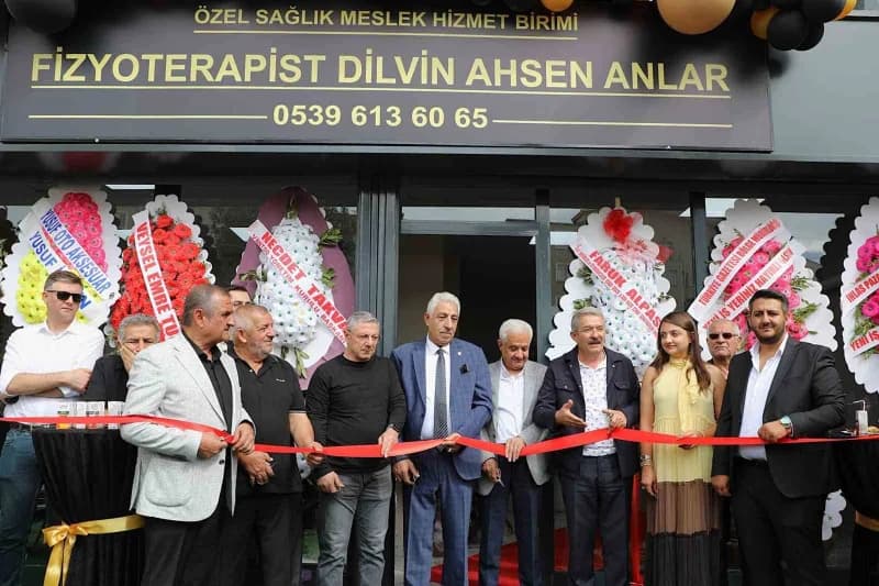 Van’da Özel Sağlık Meslek Hizmet Birimi açılış töreninde kurdele kesimi ve katılımcılar