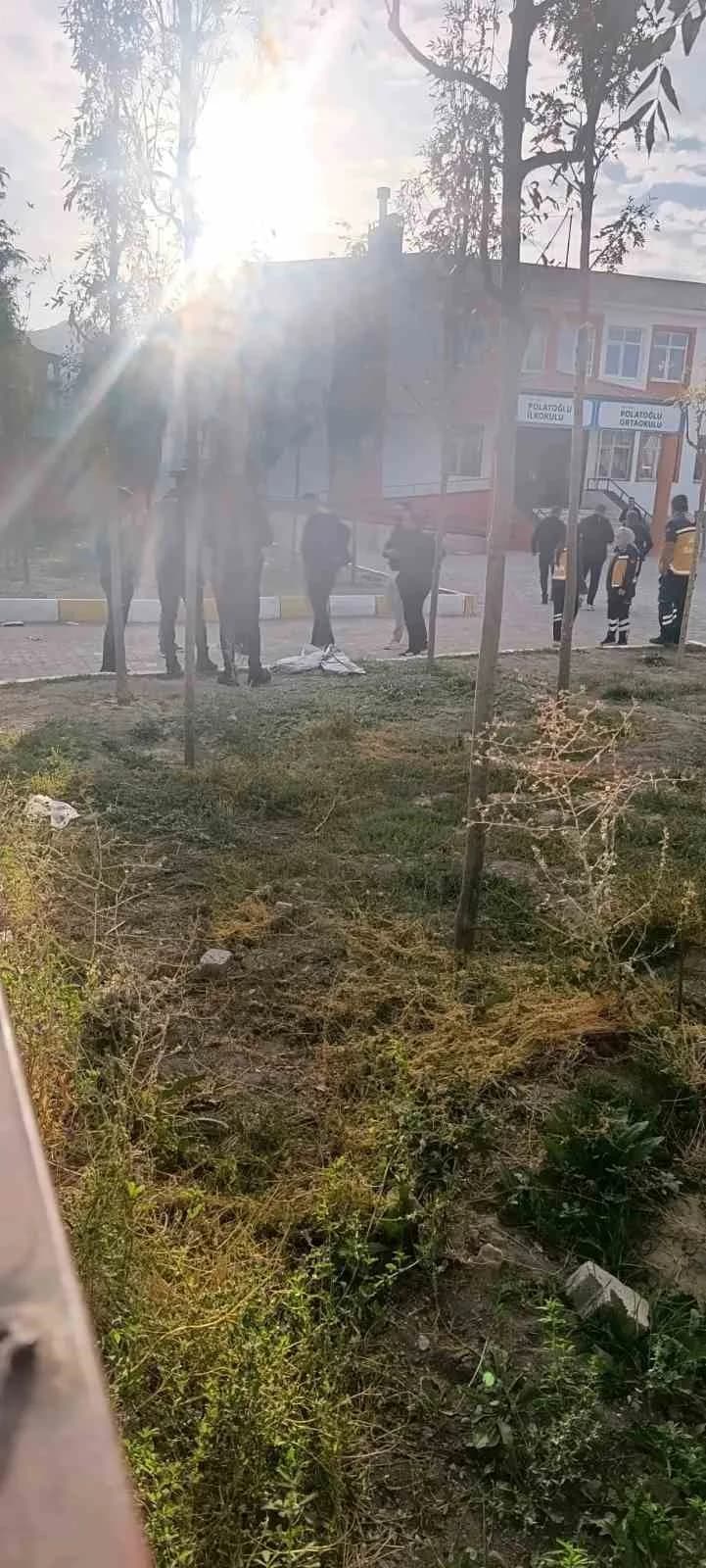 Van'ın Tuşba ilçesinde uzun namlulu silahla okula gelen öğrenci büyük korkuya neden oldu.