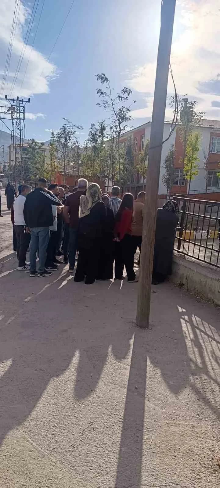 Van Tuşba ilçesinde pompalı tüfekle okula gelen öğrenci nedeniyle güvenlik alarmı yaşandı