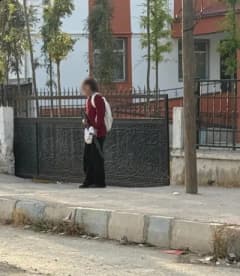 Van Tuşba ilçesinde elinde pompalı tüfekle okul kapısında bekleyen öğrenci