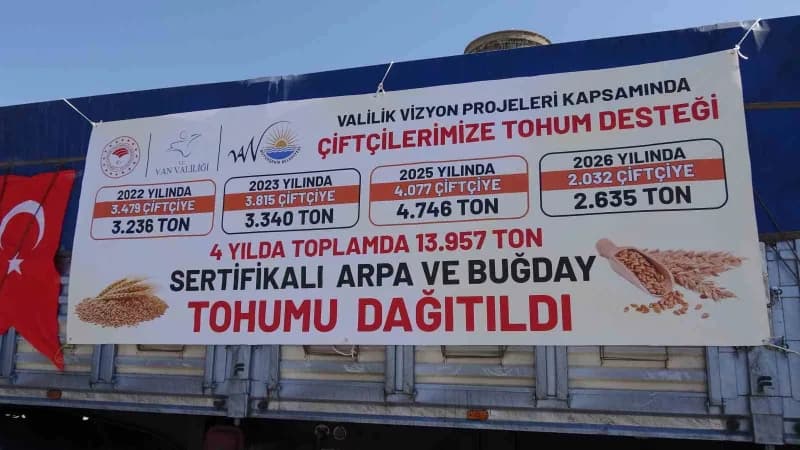 Tohum dağıtım töreni, belediyenin Makine İkmal Daire Başkanlığında gerçekleştirildi