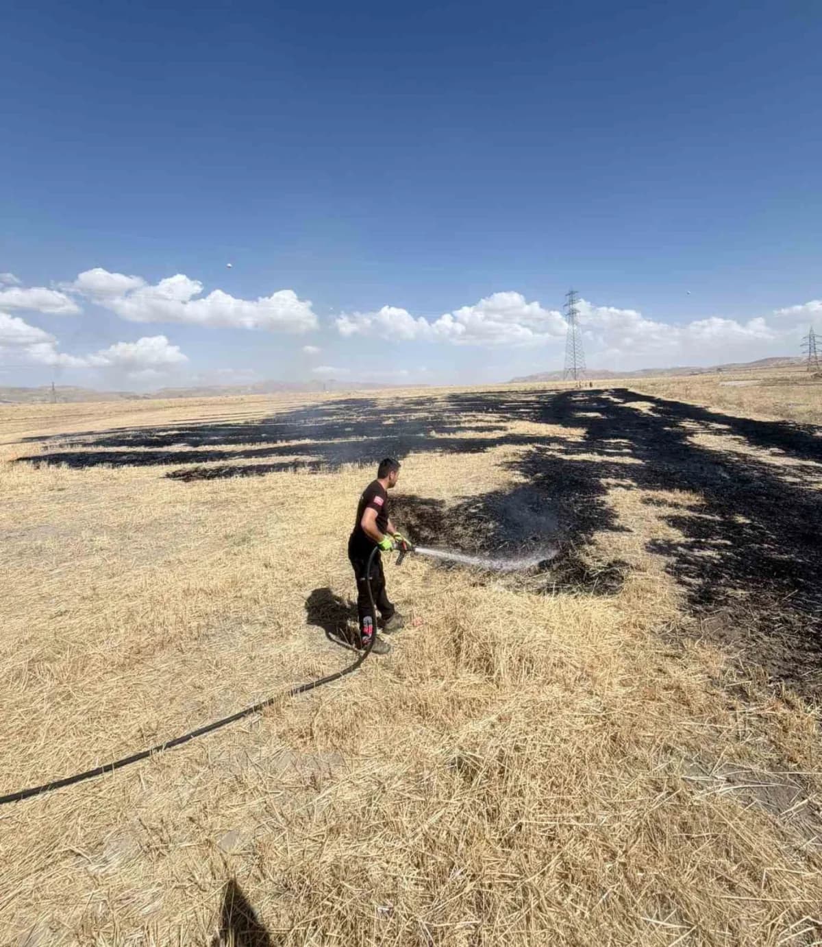 Van Tuşba ilçesinde örtü üstü yangına müdahale eden itfaiye ekipleri