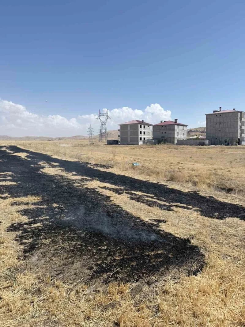 Van'ın Tuşba ilçesinde çıkan örtü üstü yangın, İtfaiye tarafından söndürüldü.
