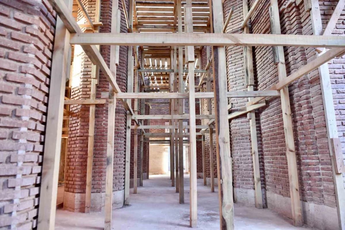 Van Kalesi’nin güneyinde yer alan Eski Van Şehri’nde bulunan 800 yıllık tarihi Ulu Camii’nin restorasyon çalışmaları hız