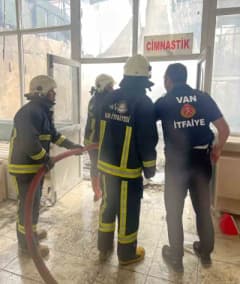 Van'da yıkım çalışması süren Ferdi Sporlar Merkezi'nde çıkan yangın ve itfaiye müdahalesi