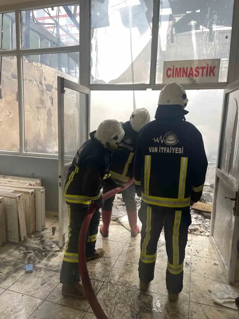 Van’da yıkımı devam eden spor merkezinde yangın çıktı.