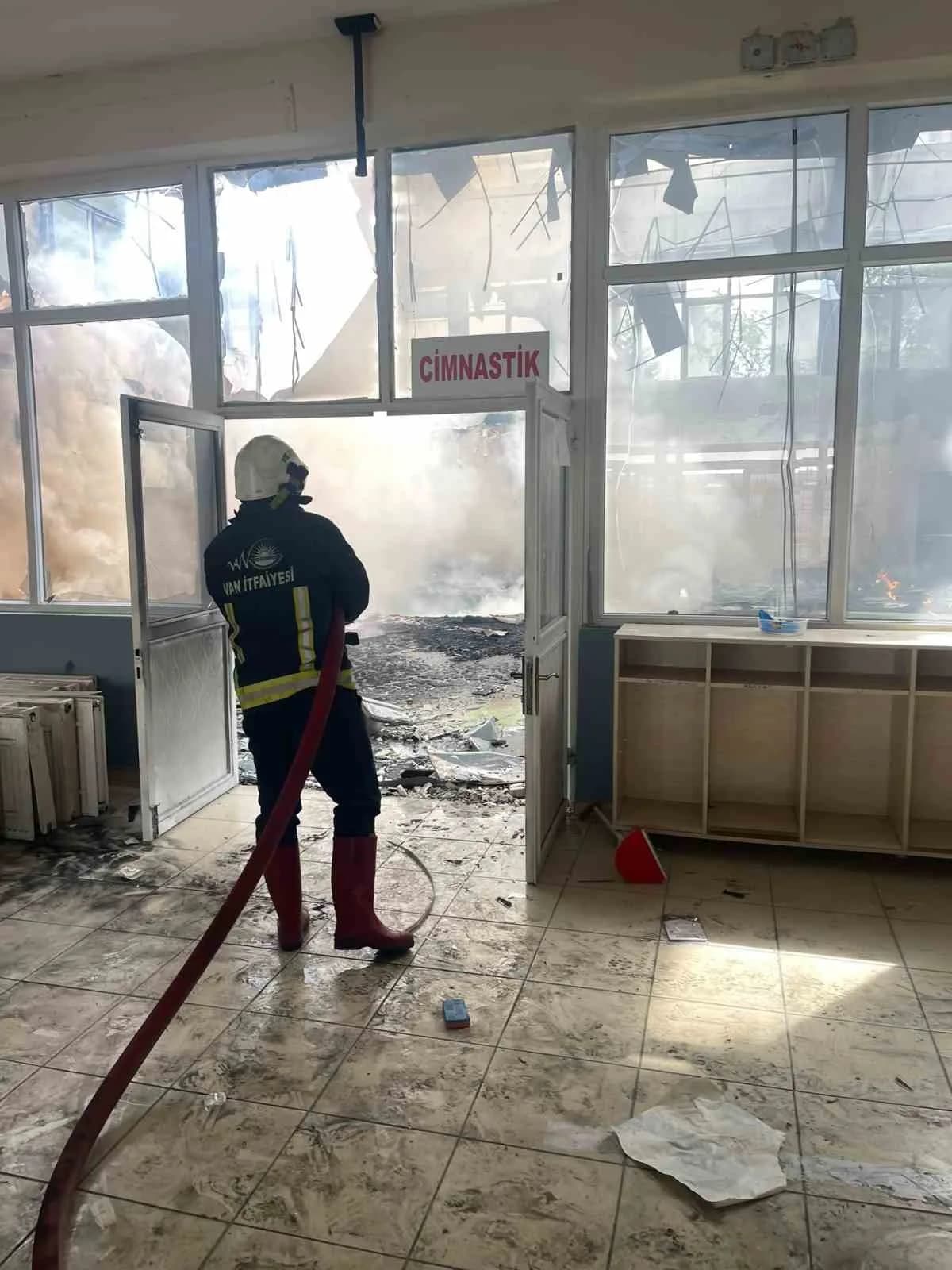 Van’da yıkımı devam eden spor merkezinde yangın çıktı.