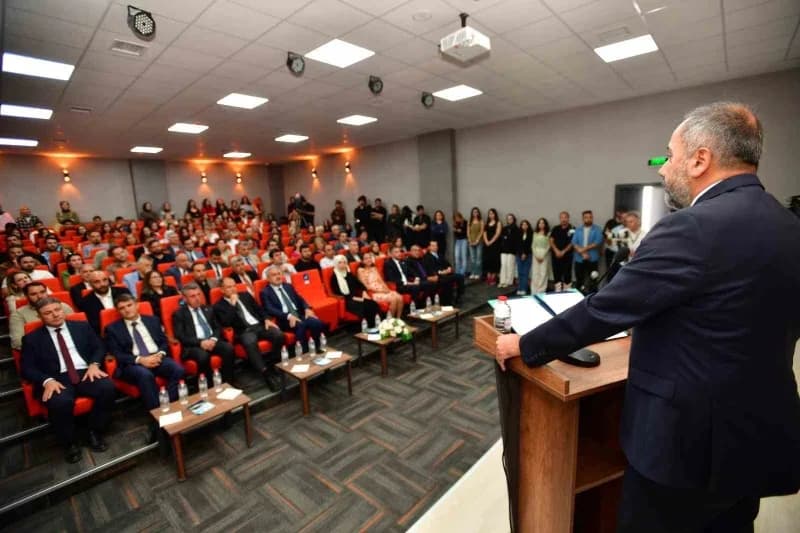 Açılış töreninde konuşan Rektör Prof. Dr. Hamdullah Şevli, modern üniversite anlayışının kampüsleri sadece akademik bilg