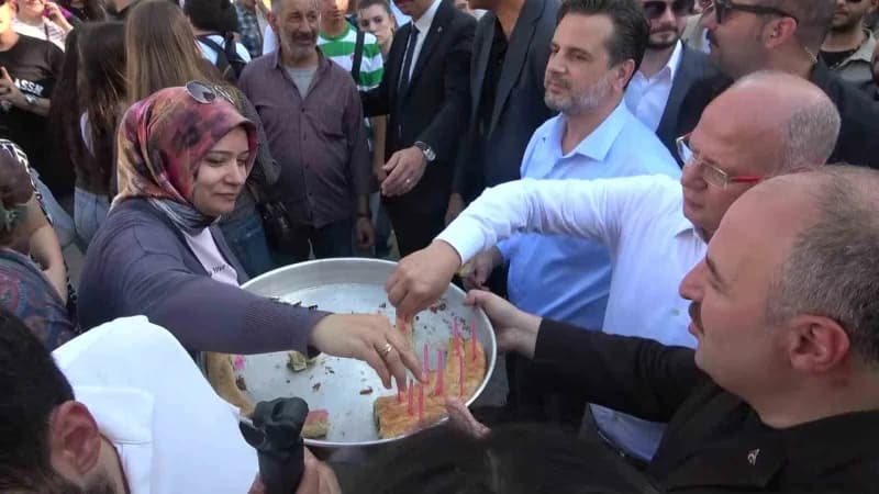 AK Parti Bursa İl Başkanı Davut Gürkan ile birlikte festival alanındaki stantları gezen Varank, vatandaşlarla sohbet ede
