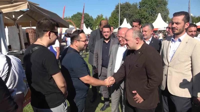 AK Parti Bursa İl Başkanı Davut Gürkan ile birlikte festival alanındaki stantları gezen Varank, vatandaşlarla sohbet ede