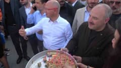 Mustafa Varank Bursa Gastronomi Festivali’nde vatandaşlara börek dağıtırken
