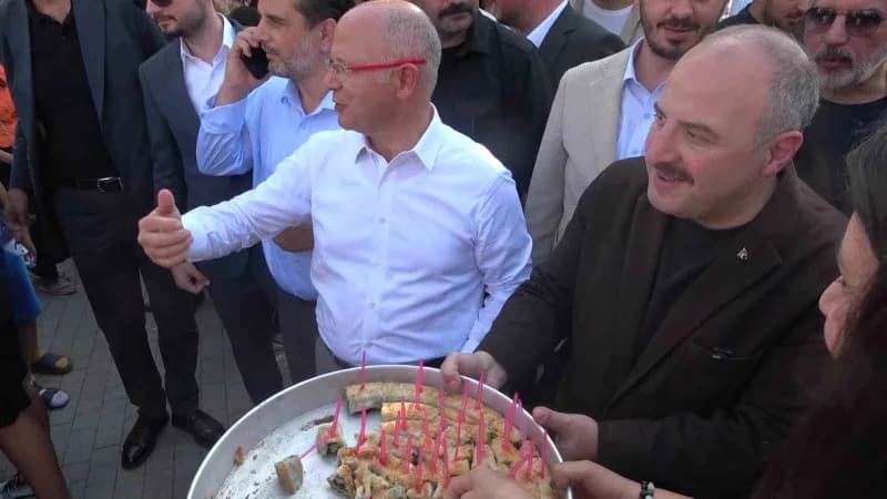 Mustafa Varank Bursa Gastronomi Festivali’nde vatandaşlara börek dağıtırken