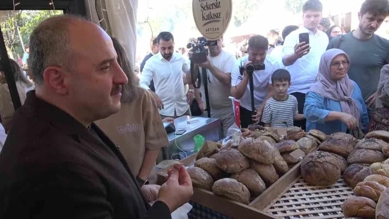 AK Parti Bursa İl Başkanı Davut Gürkan ile birlikte festival alanındaki stantları gezen Varank, vatandaşlarla sohbet ede
