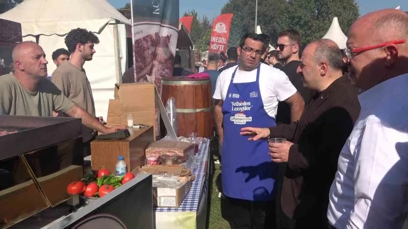 AK Parti Bursa İl Başkanı Davut Gürkan ile birlikte festival alanındaki stantları gezen Varank, vatandaşlarla sohbet ede