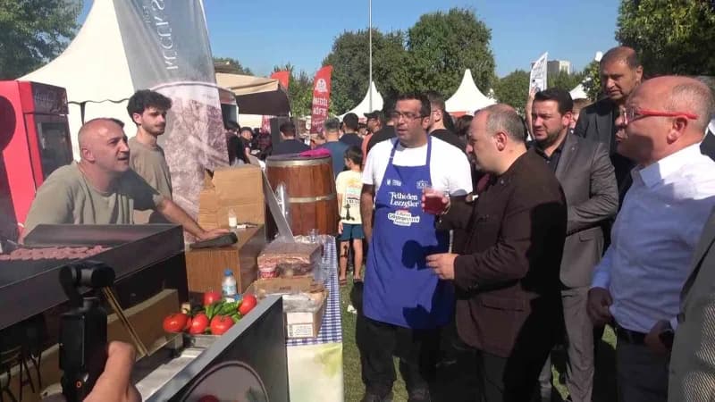 AK Parti Bursa İl Başkanı Davut Gürkan ile birlikte festival alanındaki stantları gezen Varank, vatandaşlarla sohbet ede