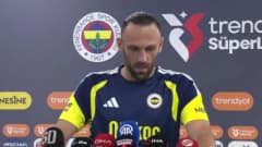 Vedat Muriqi, Fenerbahçe formasıyla maç sonrası basın açıklaması yapıyor