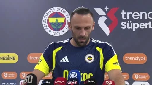 Vedat Muriqi, Fenerbahçe formasıyla maç sonrası basın açıklaması yapıyor