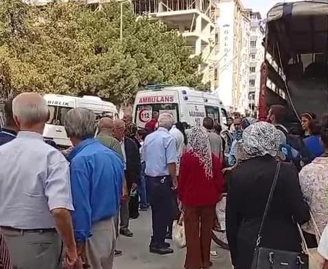 Malatya kent merkezinde pazarda fenalaşan Milletvekili Veli Ağbaba ambulansla hastaneye kaldırıldı