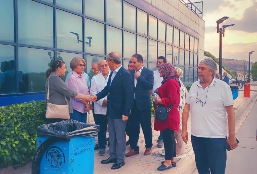 Yeni Parti Malatya Milletvekili Veli Ağbaba, Malatya'da pazar ziyareti sırasında fenalaşarak hastaneye kaldırılırken, ya