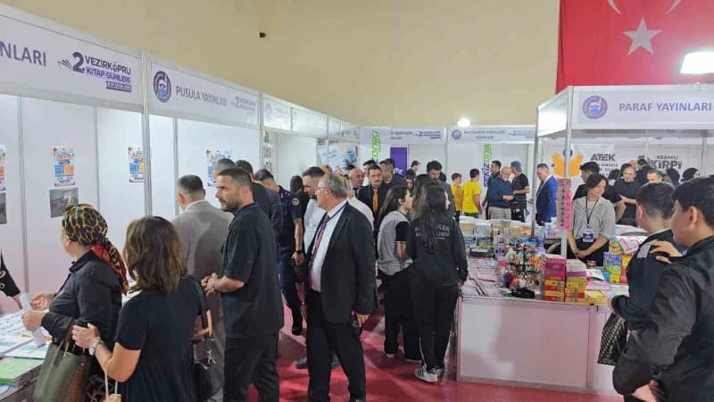 Samsun'un Vezirköprü ilçesinde düzenlenen "2. Vezirköprü Kitap Günleri" kapılarını ziyaretçilerine açtı