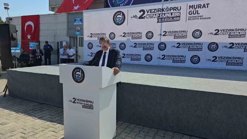 Programın devamında konuşmacı yazar Hayati İnanç kitapseverlerle buluşarak kısa bir konuşma gerçekleştirdi.