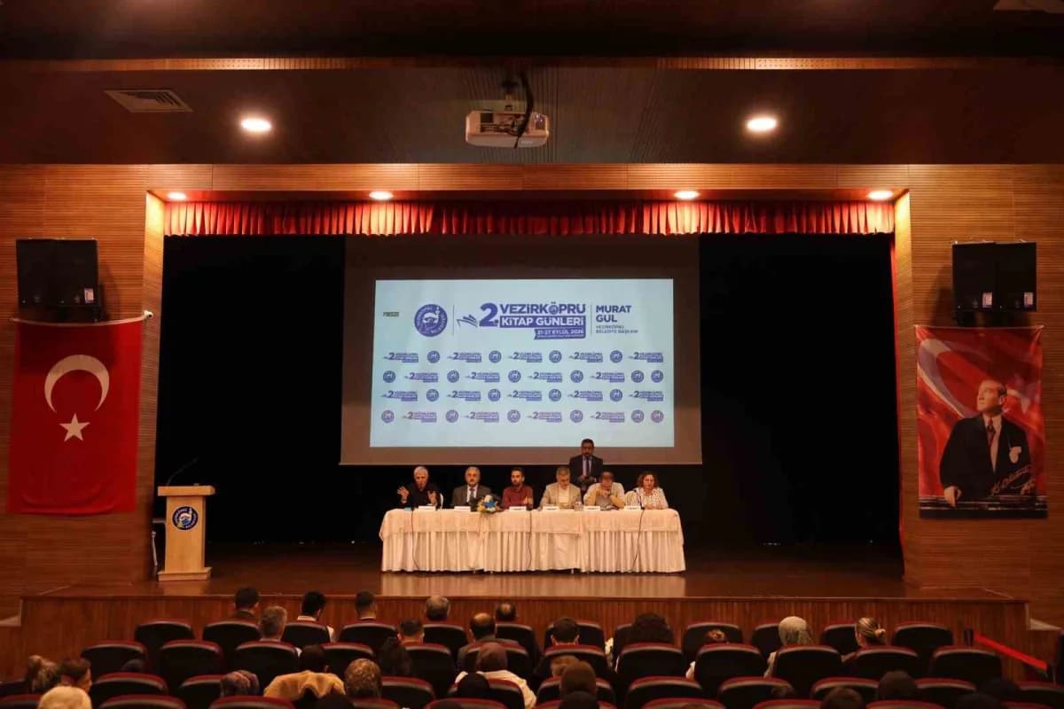 Vezirköprü Kitap Günleri’nde eğitimci yazarlar vatandaşlarla söyleşi yaparken