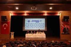 Vezirköprü Kitap Günleri’nde eğitimci yazarlar vatandaşlarla söyleşi yaparken
