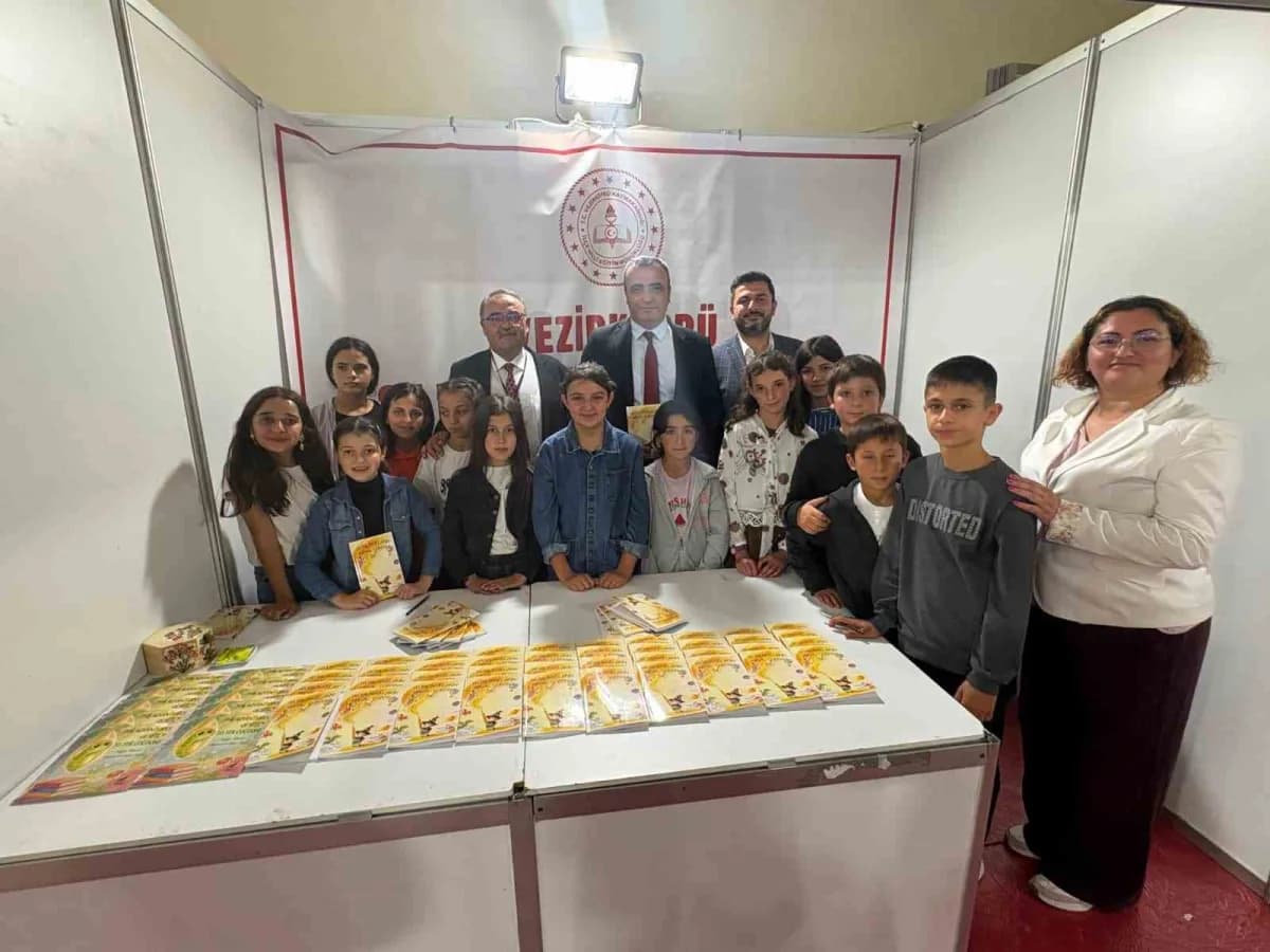 Vezirköprü’de bu yıl ikincisi düzenlenen Kitap Günleri’nde, öğrencilerin hazırladığı “Hayalbazların Masal Dünyası” adlı