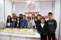 Vezirköprü Mezraa Ortaokulu öğrencileri Kitap Günleri’nde masal kitabını tanıtıyor