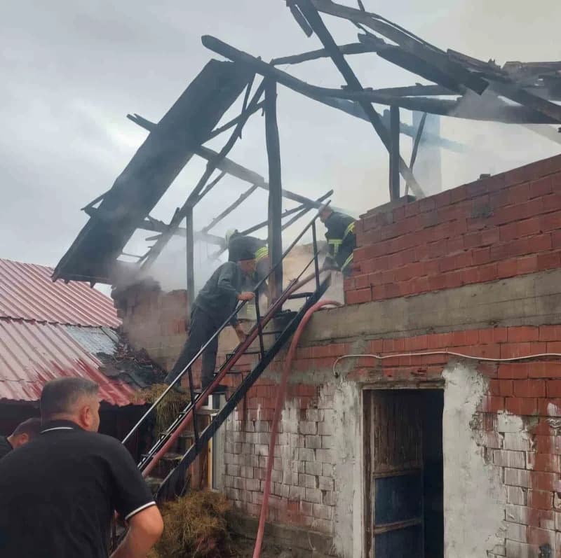Samsun Vezirköprü’de samanlık yangınına müdahale eden itfaiye ekipleri