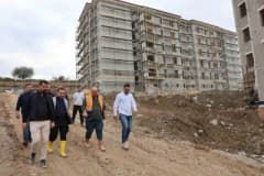 Vezirköprü’de TOKİ konut ve okul projesi şantiye alanında devam eden inşaat çalışmaları