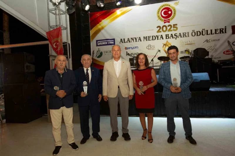 İHA muhabiri Vildan Rende Alanya Medya Başarı Ödülleri'nde spor haberi ödülü aldı