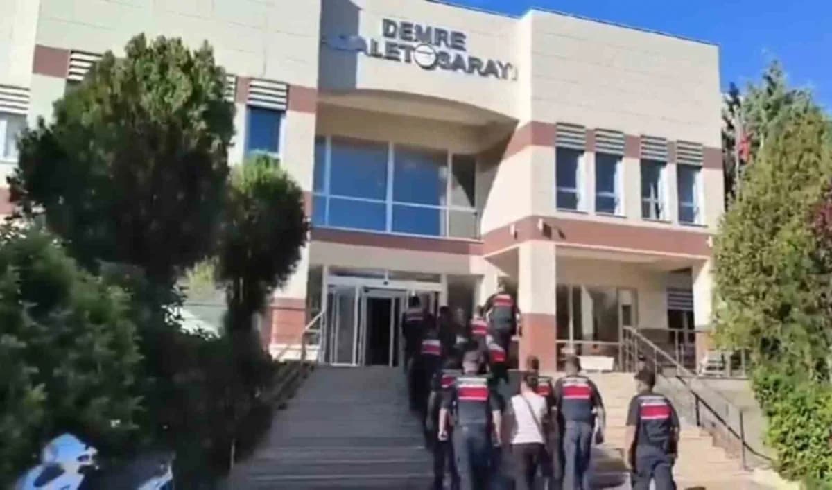 Antalya'da villa ve bungalov kiralama dolandırıcılığı operasyonunda gözaltına alınan şüpheliler